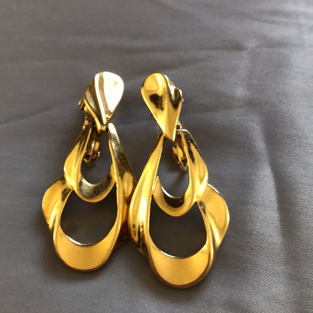 Vintage Trifari Clip On Earrings